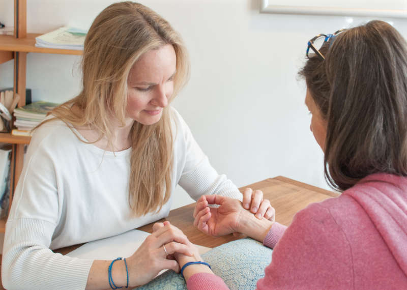 TCM Doktor Eva Ronco bei der Pulsdiagnostik mit Patientin beim Ersttermin